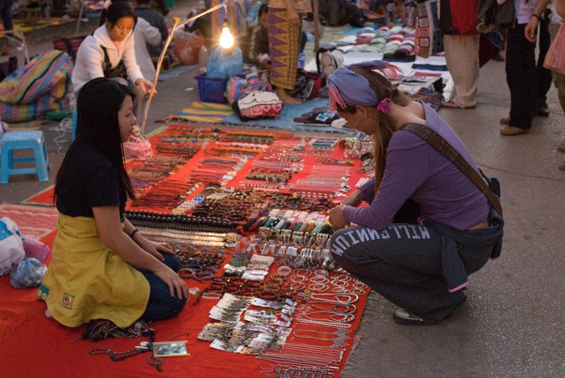 CHI_3572.jpg - luang prabang - der nachtmarkt ist primär für touristen